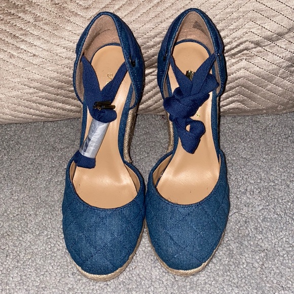 Cute spring heel/wedges. Got them for my daughter and didn’t fit. - Picture 2 of 4